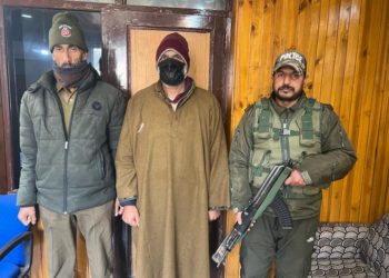 بارہ مولہ پولیس نے شادی کا جھانسہ دے کر رقم اینٹھ لینے والے جعلساز کو حراست میں لیا