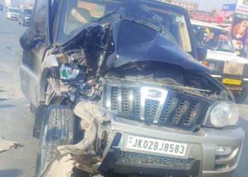 سنگم بجبہاڑہ میں محبوبہ مفتی کی گاڑی کو حادثہ | پی ڈی پی صدربال بال بچ گئیں،ڈرائیورزخمی