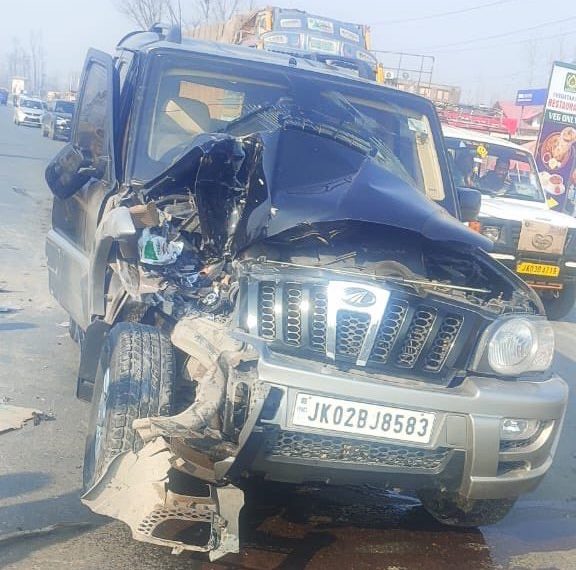 سنگم بجبہاڑہ میں محبوبہ مفتی کی گاڑی کو حادثہ | پی ڈی پی صدربال بال بچ گئیں،ڈرائیورزخمی