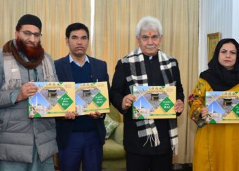 لیفٹیننٹ گورنر نے جموں و کشمیر حج کمیٹی کی کافی ٹیبل کتاب ’’حج کا روحانی سفر ‘‘ جاری کی