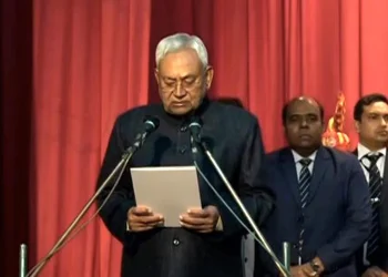 نتیش نے وزیر اعلی کے طور پر اور آٹھ دیگر نے کابینی وزیر کے طور پر حلف لیا