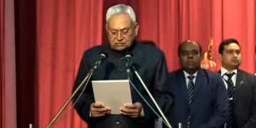 نتیش نے وزیر اعلی کے طور پر اور آٹھ دیگر نے کابینی وزیر کے طور پر حلف لیا