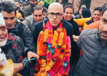 عمرہ سے واپسی پر عمر عبداللہ کا سرینگر ائرپورٹ پر شاندار استقبال