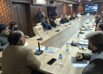 میڈیا کے نمائندوں کو سرینگر میں الیکشن سے متعلق امور پر بریفنگ دی