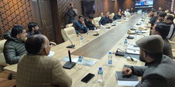 میڈیا کے نمائندوں کو سرینگر میں الیکشن سے متعلق امور پر بریفنگ دی