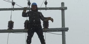 کے پی ڈی سی ایل کے فرنٹ لائن ورکرز برفباری میں بحالی کے کاموں میں پوری طرح سے مستعد