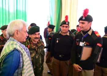 لیفٹیننٹ گورنر نے نئی دہلی میں یومِ جمہوریہ پریڈ میں حصہ لینے والے این سی سی کیڈٹس سے بات چیت کی