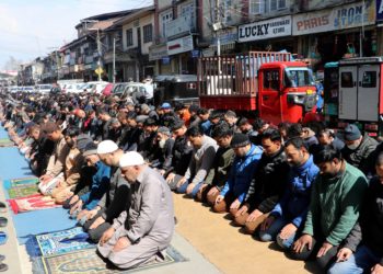 ماہ رمضان کی شروعات :وادی بھر کی مساجد ،خانقاہیں اور زیارت گاہیں نمازیوں سے آباد