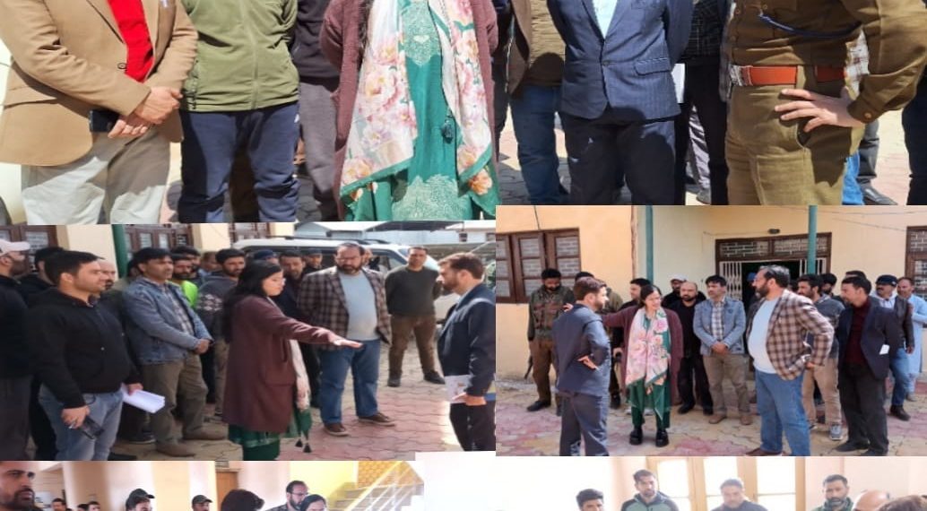 ڈسٹرکٹ الیکشن آفیسر نے ہندواڑہ کا دورہ کیا | سٹرانگ روم ، پولنگ سٹیشنوں اور الیکشن کنٹرول روم کا جامع معائینہ کیا