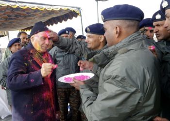 وزیر دفاع راج ناتھ سنگھ لیہہ میں فوجیوں کے ساتھ ہولی منا ئی