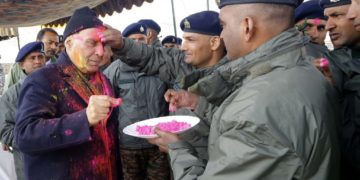  وزیر دفاع راج ناتھ سنگھ لیہہ میں فوجیوں کے ساتھ ہولی منا ئی
