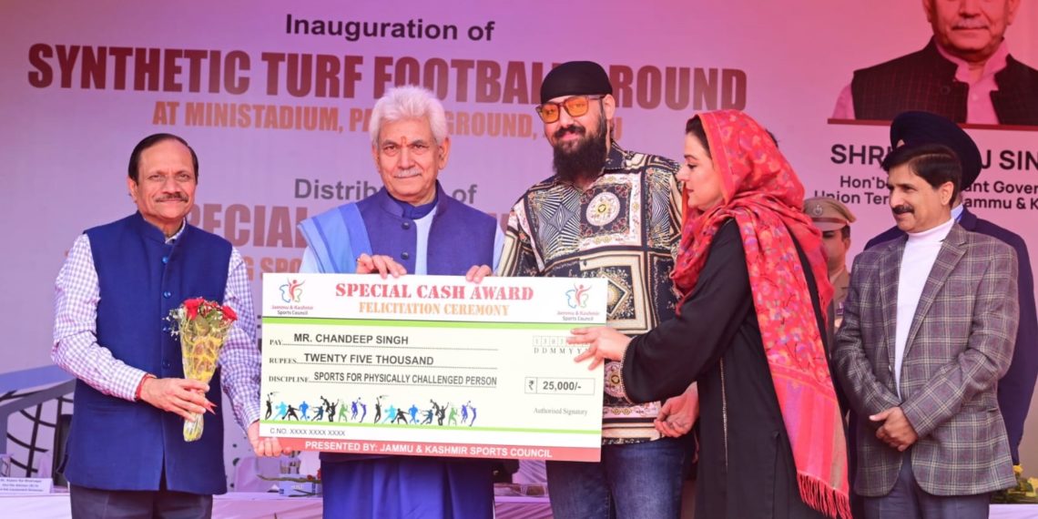 ایل جی منوج سنہا نے قومی اور بین الاقوامی مقابلوں کے تمغے جیتنے والےکھلاڑیوں کو استقبالیہ دیا