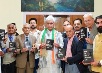 لیفٹیننٹ گورنر نے آئی ڈی سونی کی کتاب’’ پُر اَمن زندگی کیسے گزاریں‘‘کا اجرأ کیا
