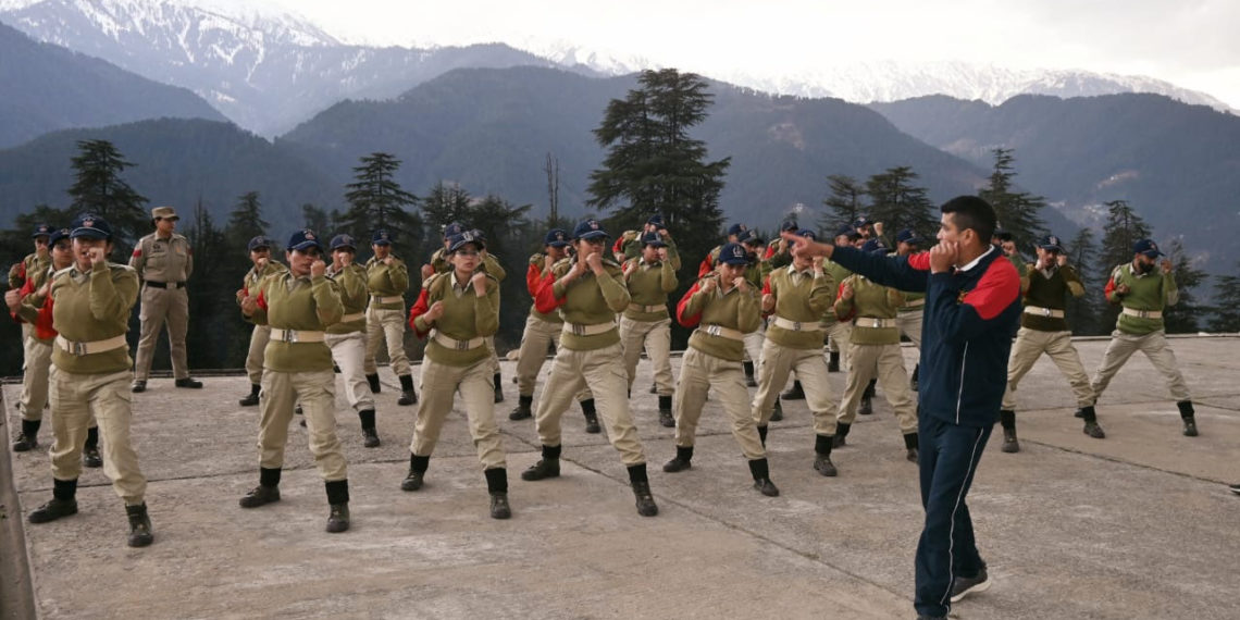 1,000 سے زیادہ پروبیشنری پولیس افسران جموں کشمیر میں فوج کے انسداد دہشت گردی مرکز میں زیر تربیت ہیں۔حکام