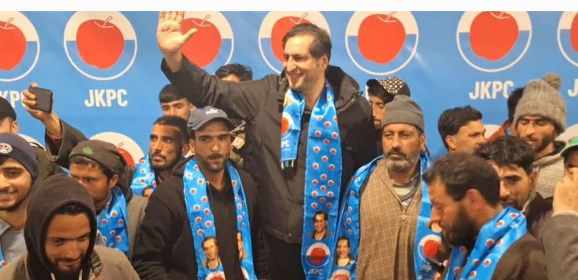 سجاد لون کا درگمولہ کے سینکڑوں سماجی و سیاسی کارکنوں کو پی سی میں شامل ہو نے پر خیر مقدم