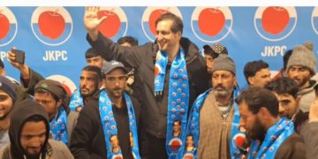 سجاد لون کا درگمولہ کے سینکڑوں سماجی و سیاسی کارکنوں کو پی سی میں شامل ہو نے پر خیر مقدم