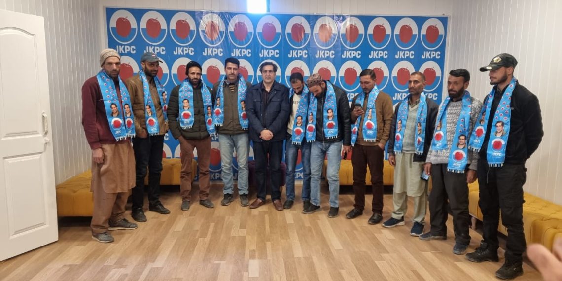 سابق حلقہ کھمریال کے سرپنچ محمد مقبول لون کارکنوں سمیت پیپلز کانفرنس میں شامل