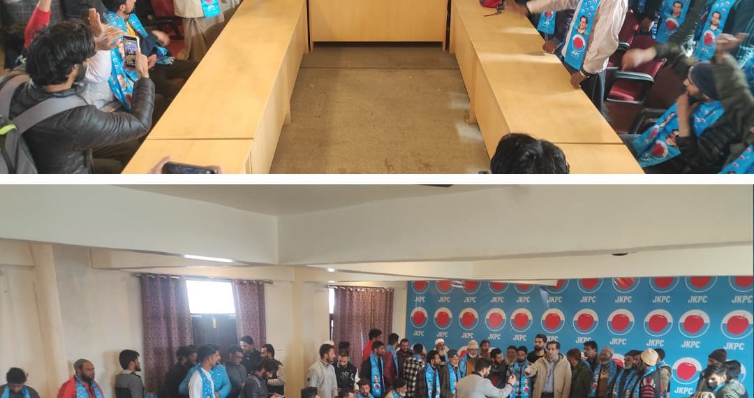 سجاد لون کا کالاروس کپواڑہ کے متعدد سماجی و سیاسی کارکنوں کا پی سی میں خیرمقدم