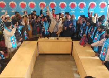 سجاد لون کا کالاروس کپواڑہ کے متعدد سماجی و سیاسی کارکنوں کا پی سی میں خیرمقدم