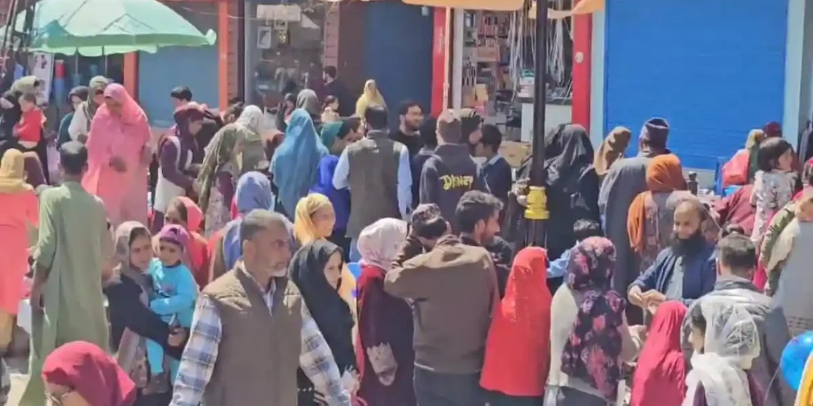 عیدالفطر شائپنگ، بیکری اور مٹن کی دکانوں پر لوگوں کی بھاری بھیڑ