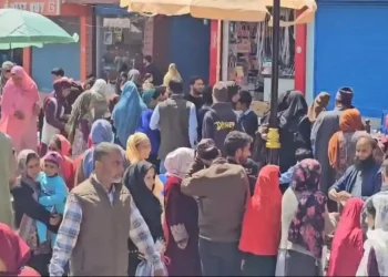 عیدالفطر شائپنگ، بیکری اور مٹن کی دکانوں پر لوگوں کی بھاری بھیڑ