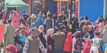 عیدالفطر شائپنگ، بیکری اور مٹن کی دکانوں پر لوگوں کی بھاری بھیڑ