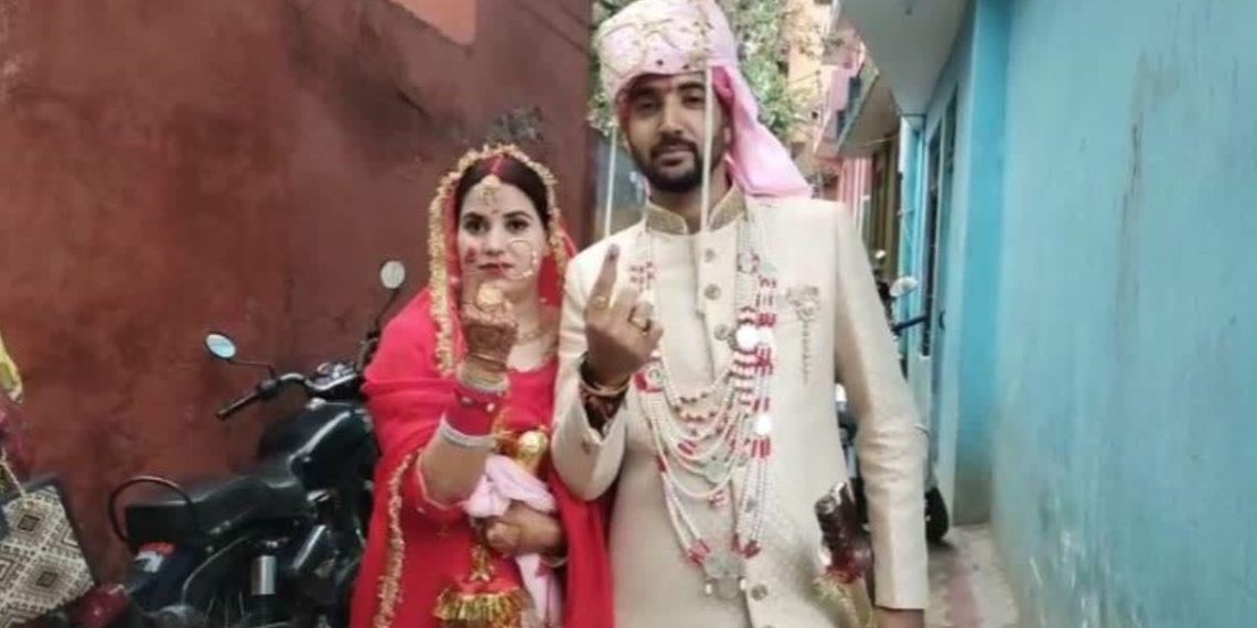 نئے شادی شدہ جوڑے نے ادھم پور میں اپنا ووٹ ڈالا