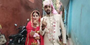 نئے شادی شدہ جوڑے نے ادھم پور میں اپنا ووٹ ڈالا