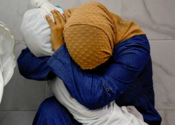 مردہ بھانجی کو تھامے فلسطینی خاتون کی تصویر نے ورلڈ پریس فوٹو ایوارڈ جیت لیا