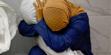 مردہ بھانجی کو تھامے فلسطینی خاتون کی تصویر نے ورلڈ پریس فوٹو ایوارڈ جیت لیا