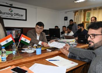 سری نگر پارلیمانی حلقے میں 24 امیدوار میدان میں 5 امیدواروں نے کاغذات نامزدگی واپس لے لئے