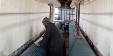 کشمیری دستکاروں نے تیار کیا ہاتھ سے بنا ایشیا کا سب سے بڑا قالین