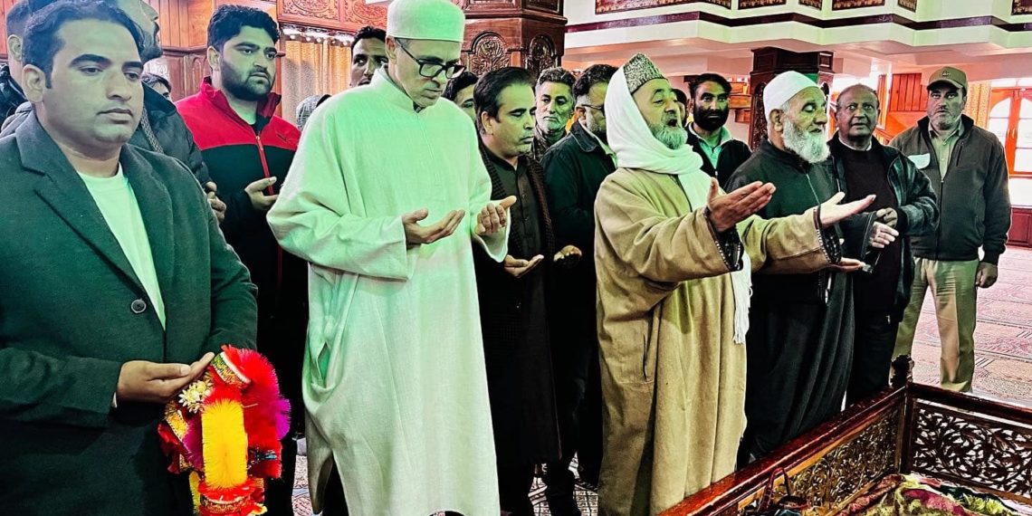 عمر عبداللہ کی چرار شریف میں حاضری