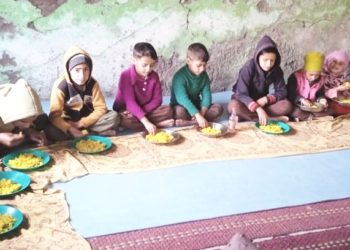 مڈے ڈے میل پکانے والی خواتین کی حالت زار