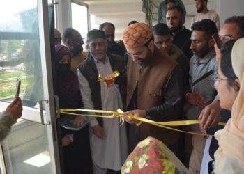 والدین اپنے بچوں کو تعلیم کے علاوہ فکری اور ذہنی تربیت پر بھی توجہ دیں۔میر واعظ