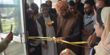 والدین اپنے بچوں کو تعلیم کے علاوہ فکری اور ذہنی تربیت پر بھی توجہ دیں۔میر واعظ