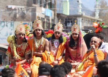 سری نگر میں رام نومی کے موقع پر کشمیری پنڈتوں شوبھا یاترا کے ساتھ روایت کو بحال کیا