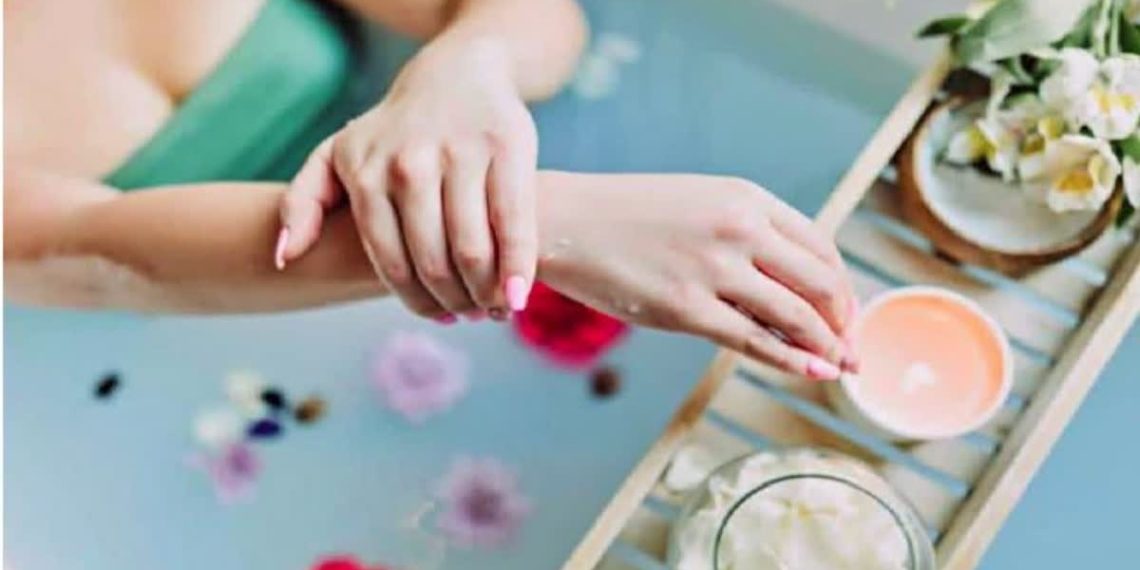 گرمی کے موسم میں جلد کی چمک کیسے برقرار رکھی جائے؟ یہ پانچ نکات پرعمل کریں