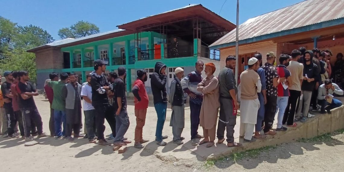 18اسمبلی حلقوں پر محیط بارہمولہ پارلیمانی حلقہ :2103پولنگ مراکز میں سے بیشتر کے باہر دن بھر لمبی لمبی قطاریں
