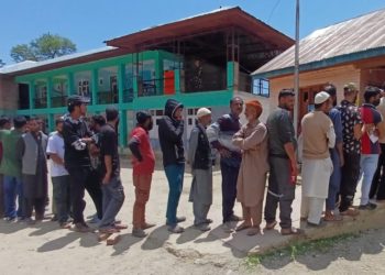  18اسمبلی حلقوں پر محیط بارہمولہ پارلیمانی حلقہ :2103پولنگ مراکز میں سے بیشتر کے باہر دن بھر لمبی لمبی قطاریں
