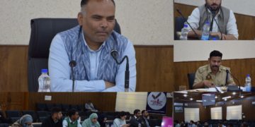 چیف الیکٹورل آفیسر نے بڈگام کا دورہ کر کے ضلع میں اِنتخابی تیاریوں اور اِنتظامات کا جائزہ لیا
