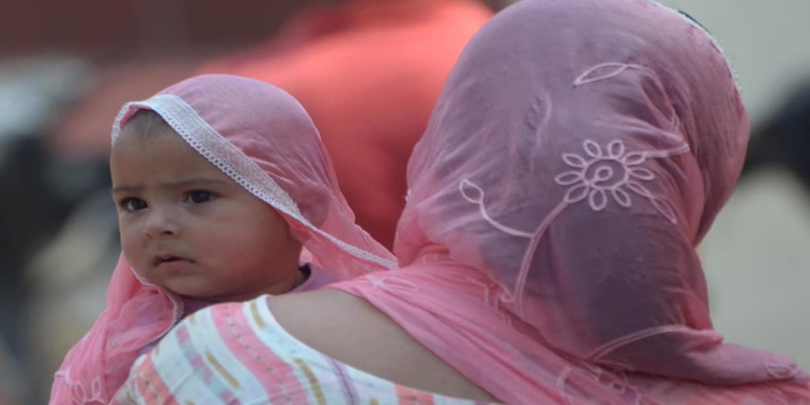 ملک کے مختلف حصوں میں لوگ چلچلاتی گرمی سے پریشان، وزارت صحت نے جاری کیں ہدایات