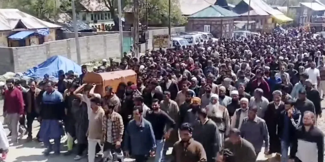 سابق سرپنچ کی ہلاکت کے بعد ہیرپوہ شوپیان میں صف ماتم، آبائی گاؤں میں سپرد خاک کیا گیا
