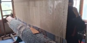 بانڈی پورہ میں لڑکیاں قالین کی بنائی کرکے خود کفیل بن رہی ہے