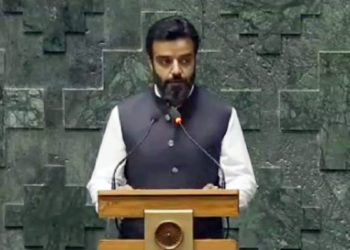 ’بہء، آغا سید روح اللہ مہدی۔۔۔‘ نو منتخب رکن پارلیمنٹ کا کشمیری زبان میں حلف