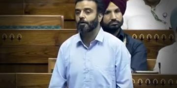 دفعہ 370 کے تذکرے پر آغا روح اللہ کو پارلیمنٹ کے ’آداب‘ سکھائے گئے