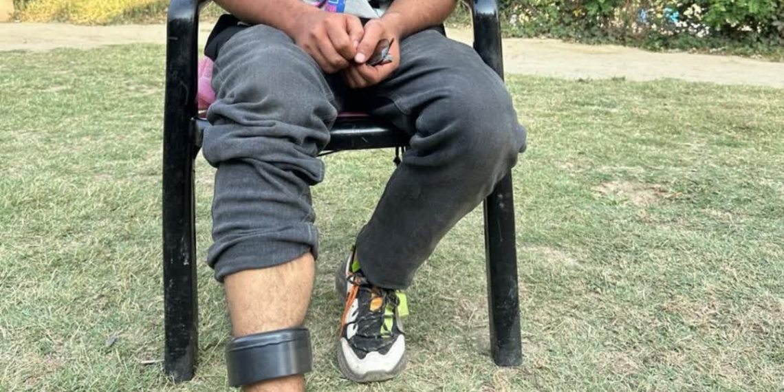 ضمانت پر رہا عسکریت پسند کے معاون کے پیر میں GPSٹریکنگ ڈیوائس چسپاں