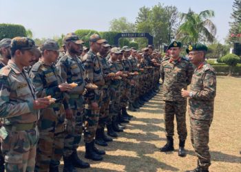 کور کمانڈر نے اوڑی میں اگلی چوکیوں کا دورہ کیا