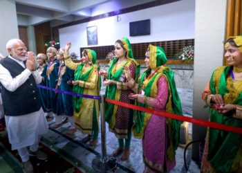 کشمیر اور دہلی کے درمیان فاصلوں کو مٹانے کی خاطر پل کا کردا ر ادا کروں گا :وزیر اعظم نریندر مودی