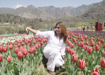 کشمیر میں سیاحوں کے سیلاب نے پچھلے تمام ریکارڈ توڑ ڈالے